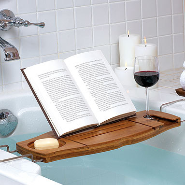 Plateau de détente bain verre de vin et livre Plateau de détente bain verre de vin et livre