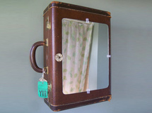 Une valise transformée en armoire à pharmacie Une valise transformée en armoire à pharmacie
