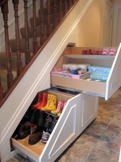 Tiroir à chaussure coulissant sous escalier Tiroir à chaussure coulissant sous escalier