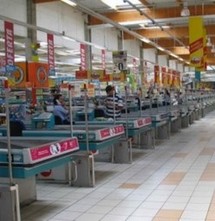 hypermarché, glauque, lumière électrique, pas de fenetre hypermarché, glauque, lumière électrique, pas de fenetre