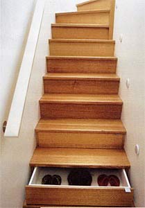 Quand le banal escalier se mue en espace de rangement