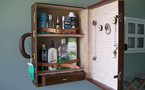 Une valise transformée en armoire à pharmacie Une valise transformée en armoire à pharmacie