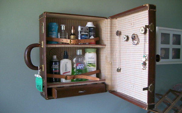 Une valise transformée en armoire à pharmacie